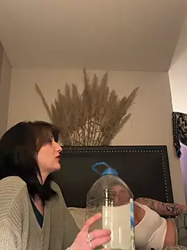 Snapshot of 2brokegirlz chatting on March 2025 06:00:02 AM 2brokegirlz online show from March 2025 06:00:02 AM