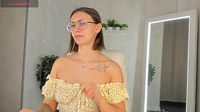 Elina Gravess online show from September 2025 11:59:01 PM