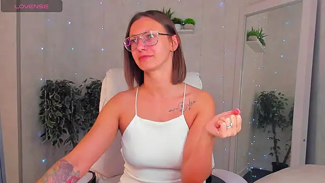 Elina Gravess online show from September 2025 12:00:02 AM