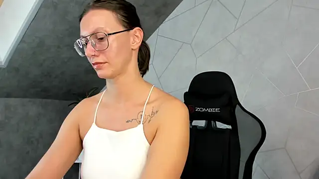 Elina Gravess online show from September 2025 12:06:01 PM