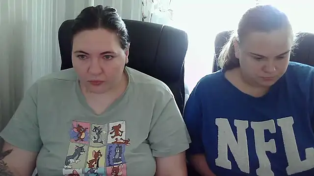 HollyXEva online show from September 2025 12:42:01 PM
