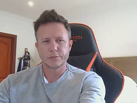 Snapshot of TroyDieselXXX chatting on November 2025 09:09:01 AM TroyDieselXXX online show from November 2025 09:09:01 AM