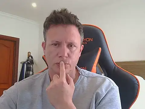 Snapshot of TroyDieselXXX chatting on November 2025 08:01:02 AM TroyDieselXXX online show from November 2025 08:01:02 AM