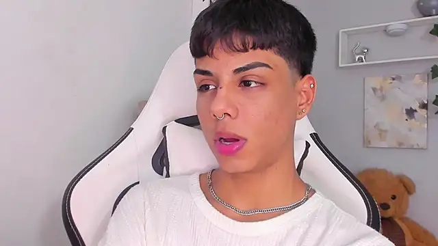 Snapshot of Thomas_wil chatting on November 2025 06:45:01 AM Thomas wil online show from November 2025 06:45:01 AM