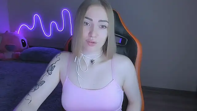 Snapshot of LaraKrein_lk chatting on November 2025 01:43:03 PM LaraKrein lk online show from November 2025 01:43:03 PM