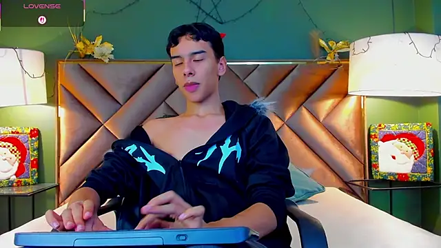 Snapshot of Aiden_Royce chatting on December 2025 10:16:01 PM Aiden Royce online show from December 2025 10:16:01 PM