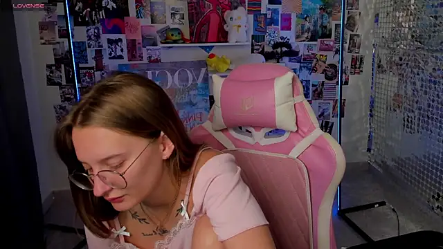 Maryyy May online show from September 2025 05:57:02 PM