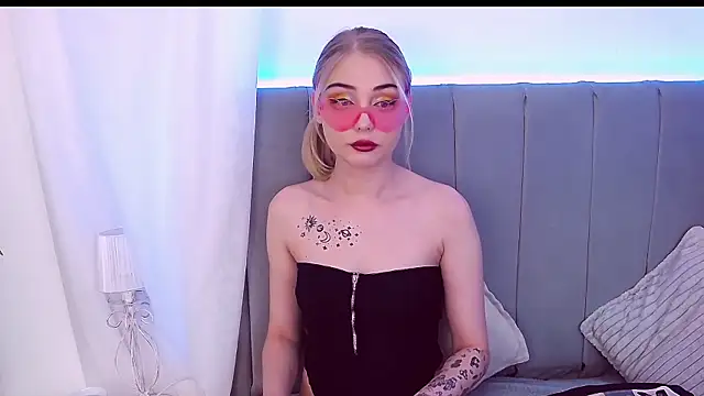 ElleNina online show from September 2025 11:46:02 AM