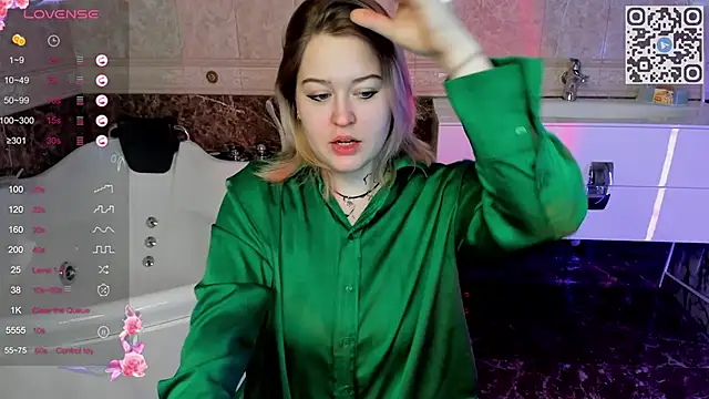 Snapshot of HelenHartt chatting on November 2025 01:55:02 AM HelenHartt online show from November 2025 01:55:02 AM