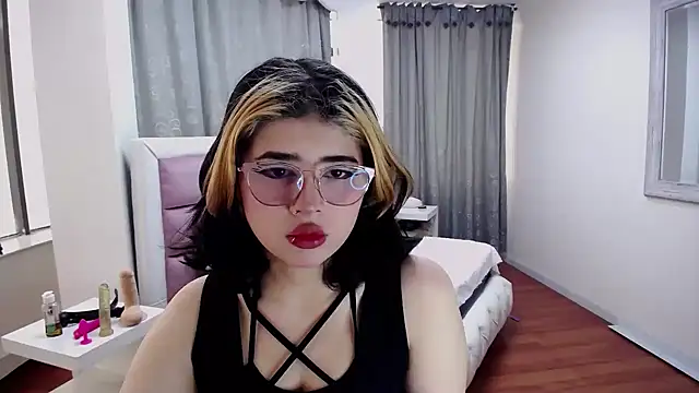 dafnelee online show from September 2025 01:33:01 PM