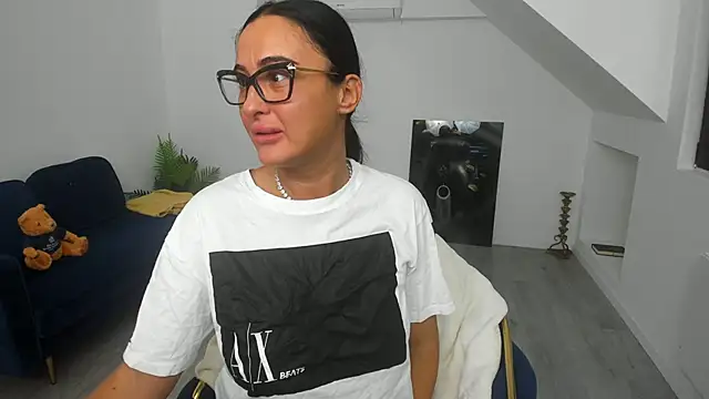 Helen Sinn online show from September 2025 04:12:02 AM