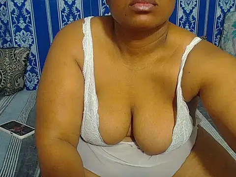 JUICEYLIPS333 online show from October 2025 04:57:01 AM