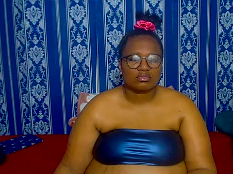 JUICEYLIPS333 online show from November 2025 06:39:01 PM