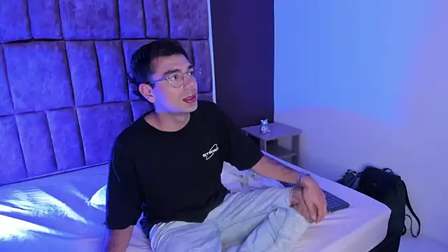 AronWilde online show from September 2025 04:46:02 AM