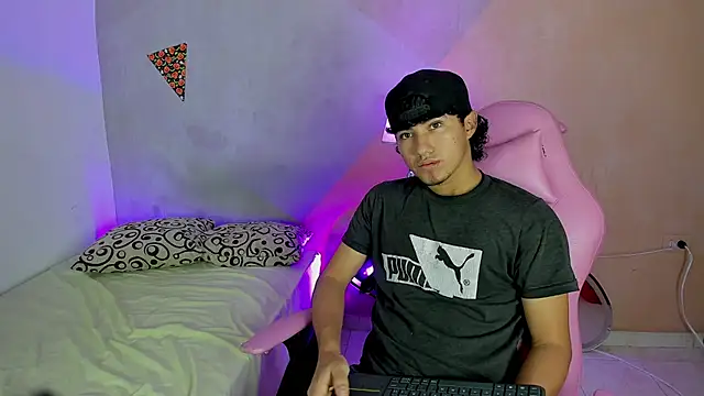 Snapshot of Laura_and_Kevin chatting on November 2025 03:12:02 PM Laura and Kevin online show from November 2025 03:12:02 PM