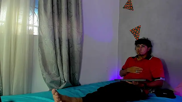 Snapshot of Laura_and_Kevin chatting on November 2025 01:43:01 PM Laura and Kevin online show from November 2025 01:43:01 PM