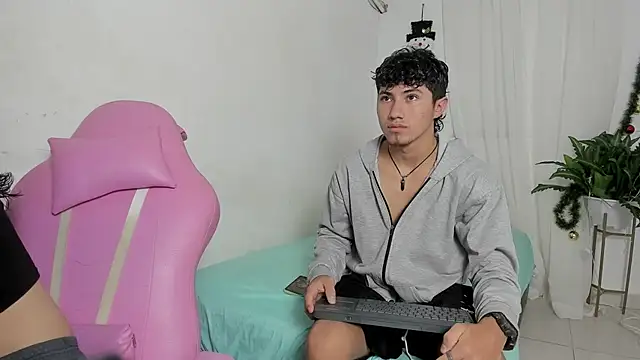 Snapshot of Laura_and_Kevin chatting on December 2025 09:11:01 PM Laura and Kevin online show from December 2025 09:11:01 PM