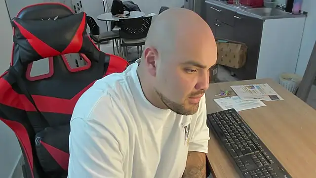 ElianCrow online show from December 2025 07:55:01 PM