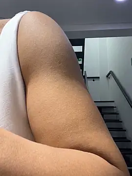 Snapshot of TiffanyyLam chatting on October 2025 10:49:02 AM TiffanyyLam online show from October 2025 10:49:02 AM