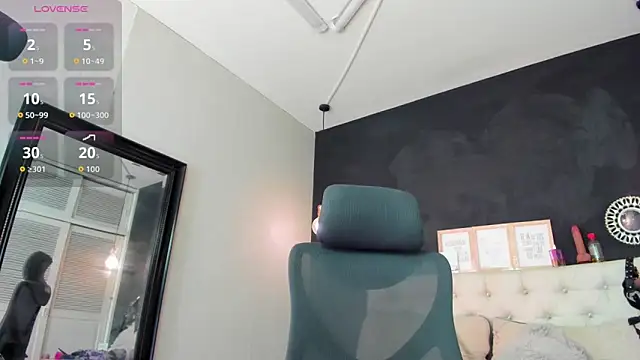 Snapshot of Eva_hot_1 chatting on November 2025 01:11:01 PM Eva hot 1 online show from November 2025 01:11:01 PM