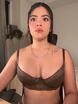 Snapshot of Sara-Evans chatting on November 2025 12:20:01 AM Sara-Evans online show from November 2025 12:20:01 AM