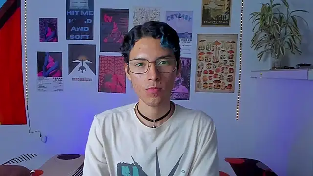 Snapshot of Michael_blue01 chatting on December 2025 11:43:02 PM Michael blue01 online show from December 2025 11:43:02 PM