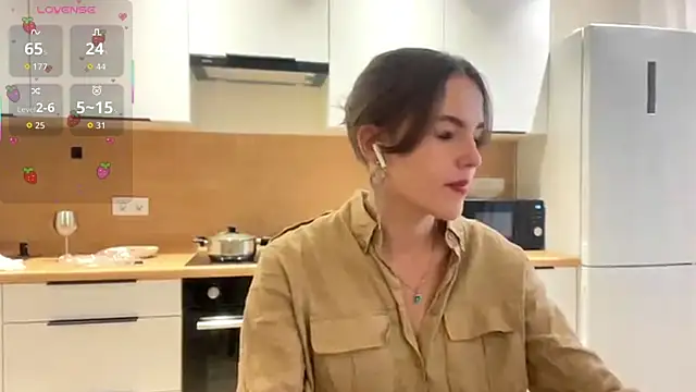 FavorLeila online show from September 2025 01:14:02 PM