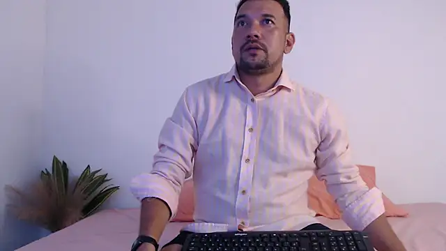 maxhunter2 online show from September 2025 02:04:02 AM