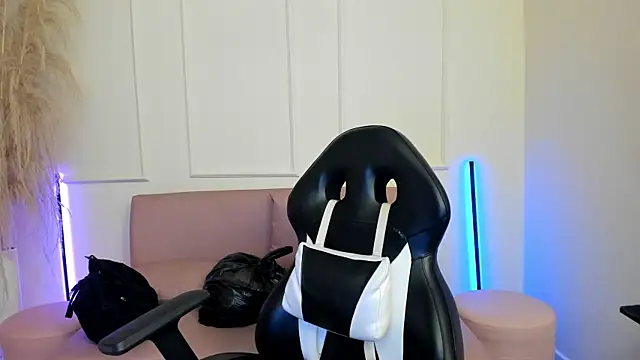 emiilyy cute online show from September 2025 12:20:01 PM