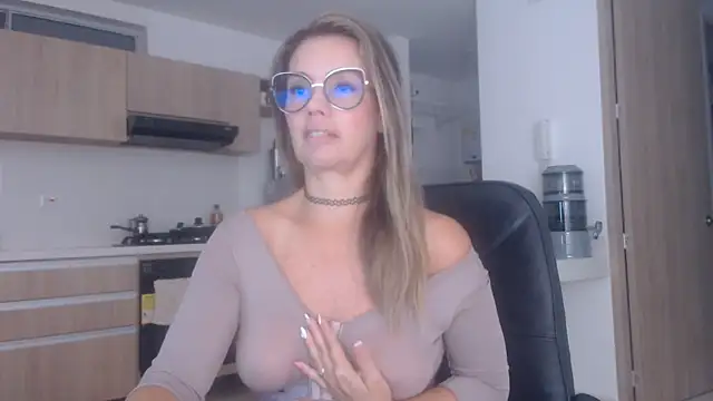 Snapshot of LovePaula chatting on October 2025 11:07:01 AM LovePaula online show from October 2025 11:07:01 AM