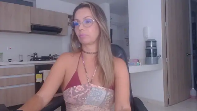 Snapshot of LovePaula chatting on November 2025 09:58:01 PM LovePaula online show from November 2025 09:58:01 PM