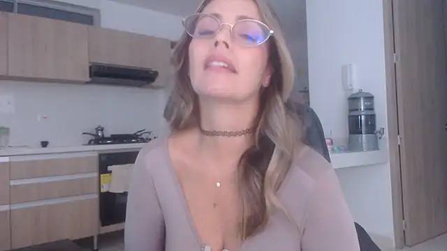 Snapshot of LovePaula chatting on November 2025 12:20:01 PM LovePaula online show from November 2025 12:20:01 PM