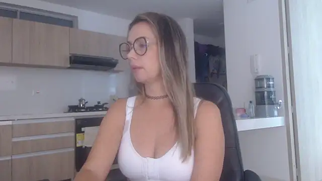 Snapshot of LovePaula chatting on December 2025 11:59:01 AM LovePaula online show from December 2025 11:59:01 AM