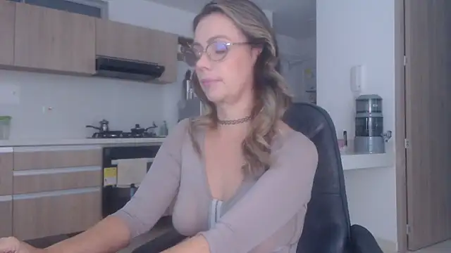 Snapshot of LovePaula chatting on December 2025 11:37:01 AM LovePaula online show from December 2025 11:37:01 AM