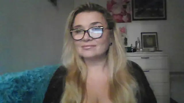 Snapshot of Myrienna chatting on October 2025 10:40:02 PM Myrienna online show from October 2025 10:40:02 PM