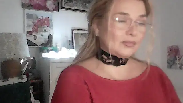 Snapshot of Myrienna chatting on November 2025 08:19:02 PM Myrienna online show from November 2025 08:19:02 PM