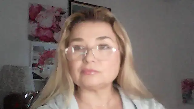 Snapshot of Myrienna chatting on November 2025 11:06:01 PM Myrienna online show from November 2025 11:06:01 PM