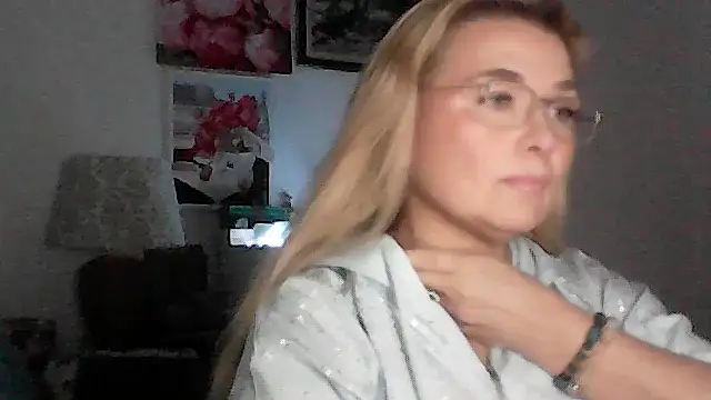 Snapshot of Myrienna chatting on November 2025 03:14:02 PM Myrienna online show from November 2025 03:14:02 PM