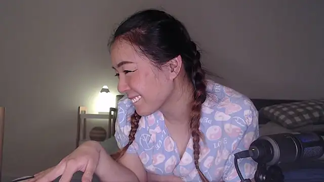 Snapshot of blueburrypie chatting on October 2025 01:21:02 PM blueburrypie online show from October 2025 01:21:02 PM