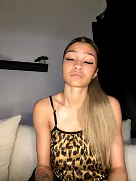 Snapshot of Honeyyyxo chatting on November 2025 08:53:02 PM Honeyyyxo online show from November 2025 08:53:02 PM