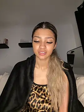 Snapshot of Honeyyyxo chatting on November 2025 04:29:02 PM Honeyyyxo online show from November 2025 04:29:02 PM