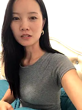 Snapshot of Mile-m chatting on October 2025 04:18:01 PM Mile-m online show from October 2025 04:18:01 PM