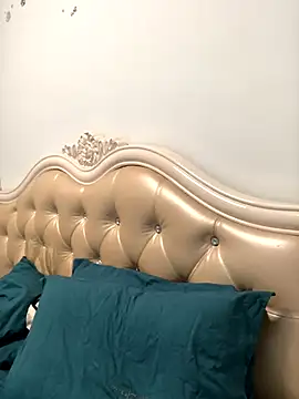 Snapshot of Mile-m chatting on November 2025 02:25:01 AM Mile-m online show from November 2025 02:25:01 AM