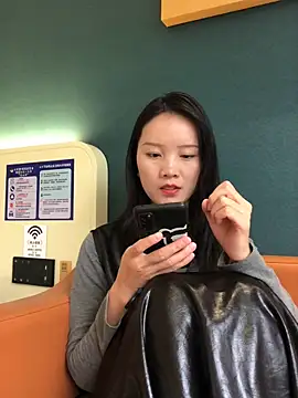 Snapshot of Mile-m chatting on November 2025 08:03:02 AM Mile-m online show from November 2025 08:03:02 AM