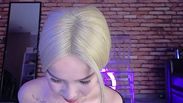 Snapshot of saya_li1 chatting on October 2025 07:49:01 PM saya li1 online show from October 2025 07:49:01 PM