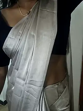 Snapshot of Tamilmallu-duskygirl03 chatting on November 2025 06:58:02 AM Tamilmallu-duskygirl03 online show from November 2025 06:58:02 AM