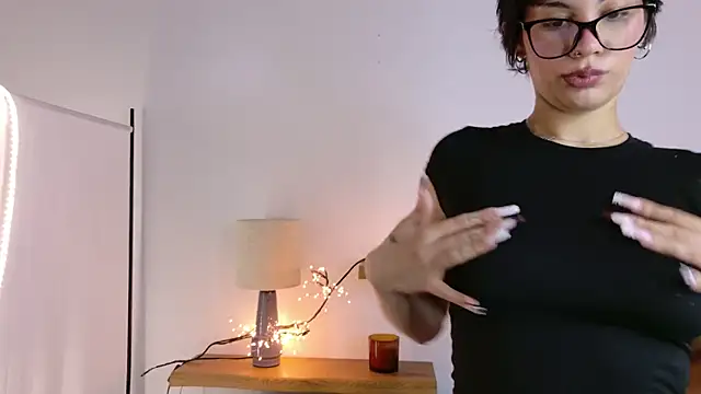 Snapshot of LoraShines chatting on November 2025 07:46:02 AM LoraShines online show from November 2025 07:46:02 AM