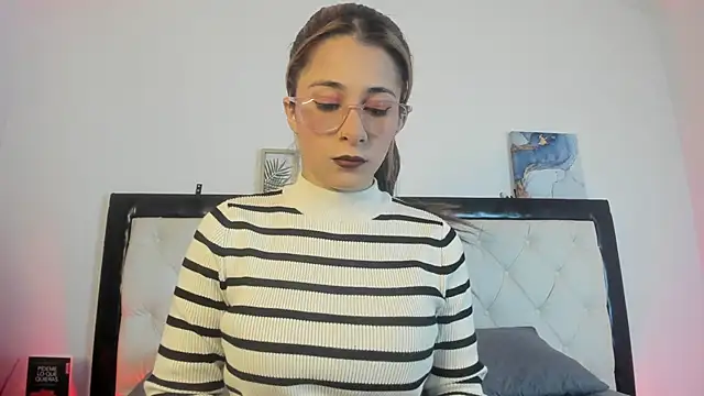 Snapshot of Sara_Roades chatting on October 2025 09:37:01 PM Sara Roades online show from October 2025 09:37:01 PM