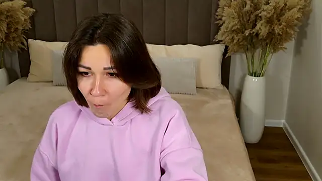 Snapshot of EdenSolis chatting on November 2025 10:14:02 AM EdenSolis online show from November 2025 10:14:02 AM