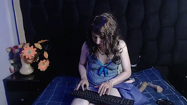 Snapshot of Kylie_Bloom chatting on November 2025 09:03:02 PM Kylie Bloom online show from November 2025 09:03:02 PM